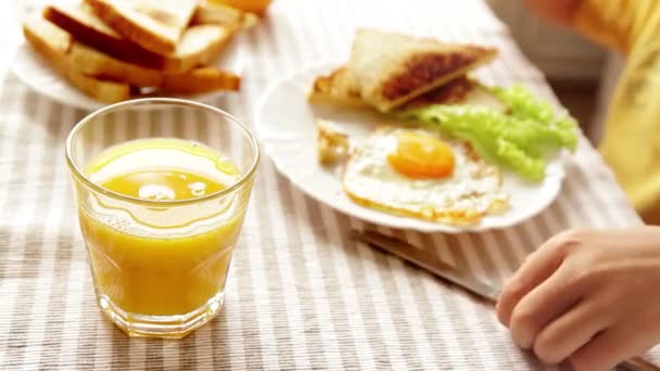 Little boy cutting fried egg — Stock Video