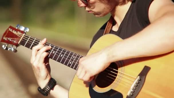 Jovem tocando guitarra — Vídeo de Stock