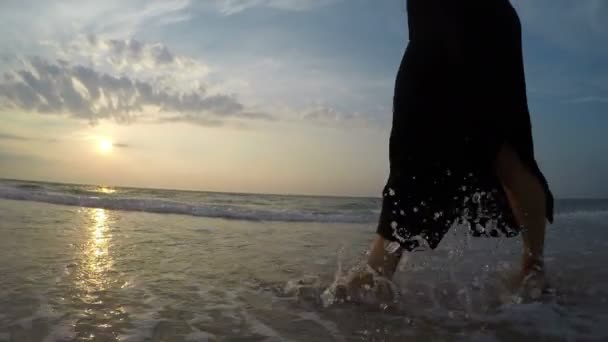 Vrouwelijke barefoot benen lopen op strand — Stockvideo