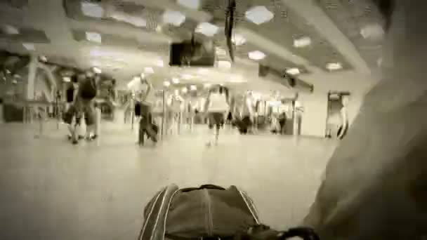 Timelapse de saco da bagagem viagem no terminal do Aeroporto: preto e branco — Vídeo de Stock
