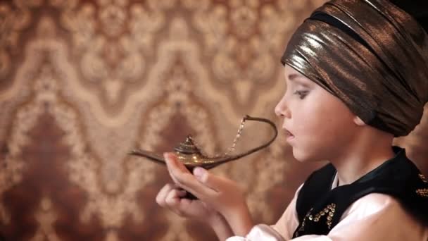 Маленькая фея хвост герой растирание желание лампа — стоковое видео