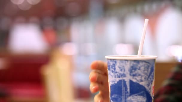 Restaurante de comida rápida: chica bebiendo bebidas frías con paja — Vídeos de Stock