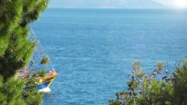 Adriyatik Denizi'nin masmavi Dalgalar gemiyi yelken