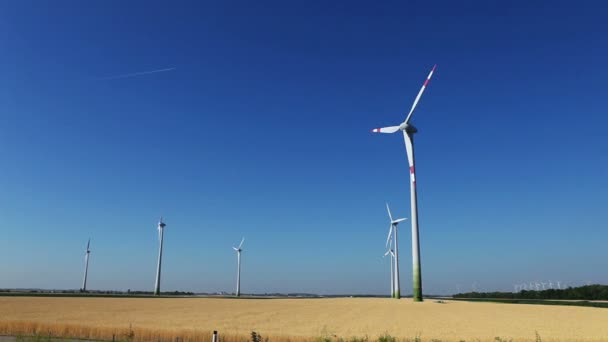 Éolienne sur les images d'énergie bleu ciel vert — Video