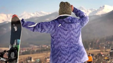 Kamera gülümseyen iyi jest ile çekici genç snowboard kız