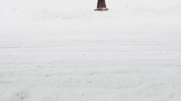 Motokára na zamrzlém jezeře s motory zvuky — Stock video