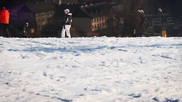 Skiërs en snowboarders op de skipiste resort — Stockvideo