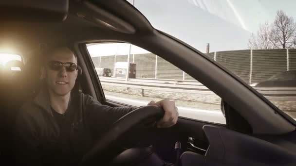 有魅力的男人在车内的汽车旅行中微笑 — 图库视频影像