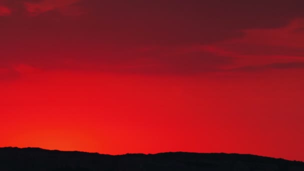 Ultra HD (4096 x 2304 px): Bright red-orange sunrise behind the mountain — Stock Video