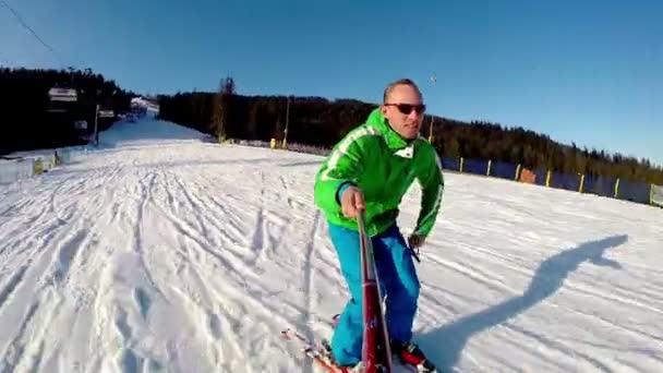 Dahili kamera görüntüleri ile genç kayakçı — Stok video
