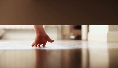 Yatağın altına çevresinde meşale groping ile küçük bir çocuk