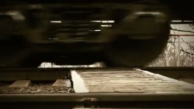 Demiryolu yük treni tekerlekler tarafından gürlüyor.