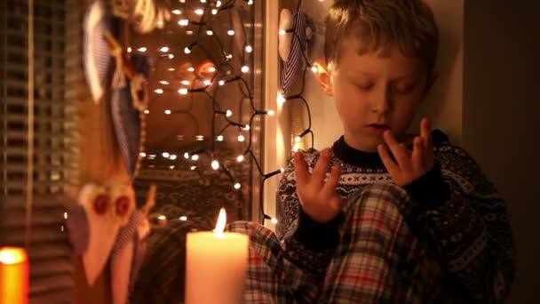 작은 소년 손가락 계산 얼마나 많은 선물 산타 데 려 것 이다 — 비디오