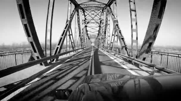 På taket kameran: bil på Stålet bro — Stockvideo