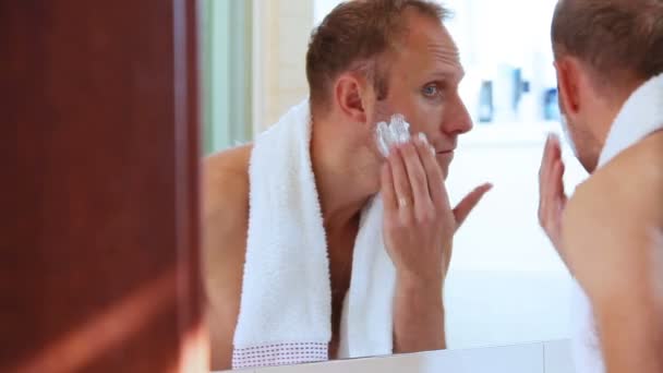 Young adult man foamed face before shaving — Stock Video