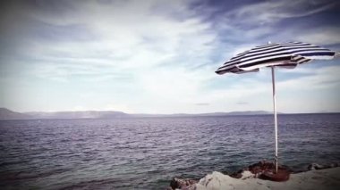 Yalnız plaj retro tarzı şemsiye Hırvat Akdeniz kıyısında