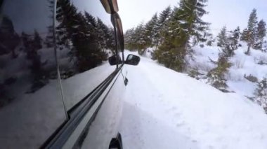 Kış dağ yolda araba SUV