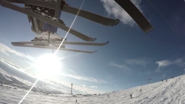 Skifahrer am Aufzug mit großen Landschaft unten anzeigen — Stockvideo
