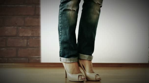 Nogi w dżinsy zbliżenie — Wideo stockowe