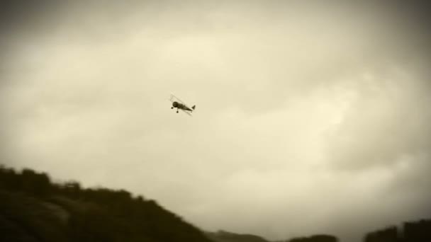 Dubbeldekker vliegen in de lucht — Stockvideo