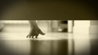 Yatağın altına bakıyor çocuk