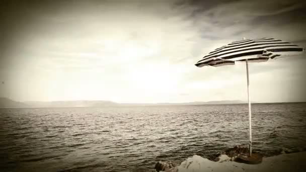 Paraplu aan de Kroatische kust — Stockvideo