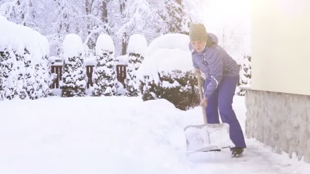 Nieve hembra paleando — Vídeos de Stock