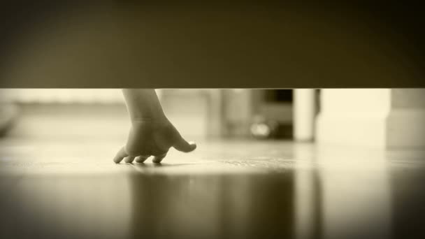 Boy looking under bed — Stock Video