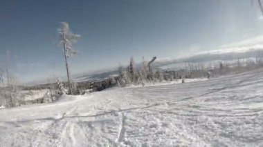 Kayakçı tepeden aşağı gidiyor