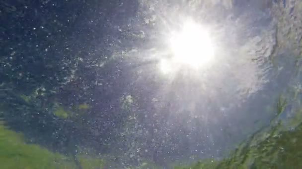 Sonnenlicht unter Wasseroberfläche — Stockvideo