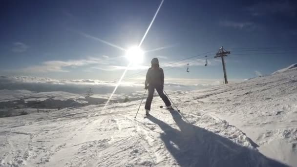 Frau Skifahren auf Hügel — Stockvideo