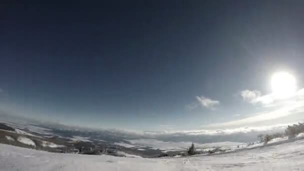 Skifahrer geht den Berg hinunter — Stockvideo