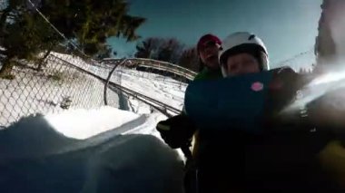 Kış yarış kızağı Roller coaster cazibe. Baba ve oğul deli gibi.