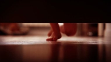 Küçük çocuk bir şey bulma