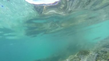 Çocuk kışın dalışlar