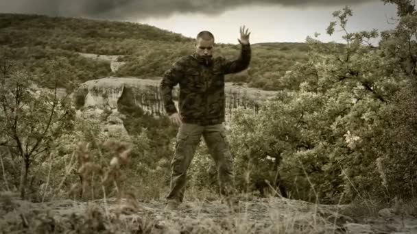 Joven con uniforme militar — Vídeo de stock