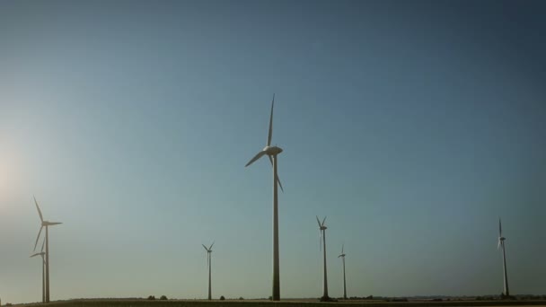 Turbinas de viento y campo — Vídeos de Stock