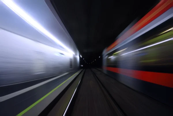 Luces de plataforma y tren subterráneas borroneada — Foto de Stock