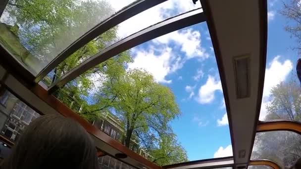 Sunroof ağır çekim gezi gökyüzü görünümü Amsterdam kanallarında tekne — Stok video