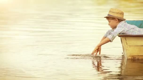 Boy splashes the waves — Stock Video