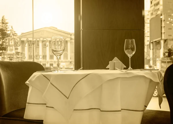 Mesa de restaurante ao pôr do sol — Fotografia de Stock