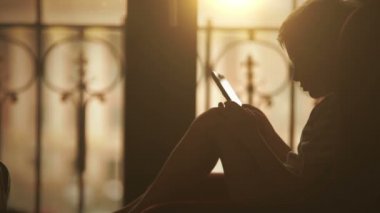 Çocuk ebook okur