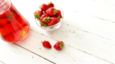 Ahşap masa üzerinde ev yapımı limonata soğutma ile taze çilek