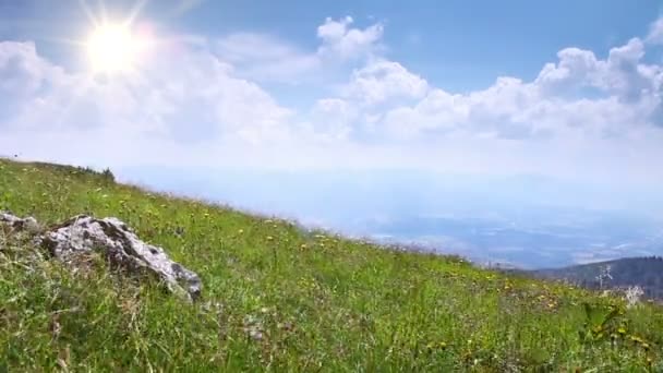 Ψηλό βουνό κοιλάδα με πράσινο γρασίδι και το γαλάζιο του ουρανού — Αρχείο Βίντεο