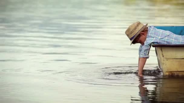 Boy splashes the waves — Stock Video