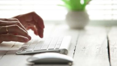 kadının elleri Klavye