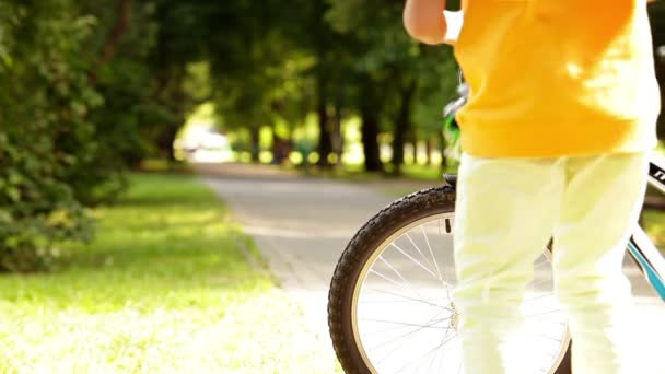 Cykel ryttare kommer i park — Stockvideo
