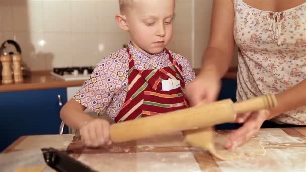 Mutter mit kleinen Sohn einen Teig für die Lebkuchen kneten — Stockvideo