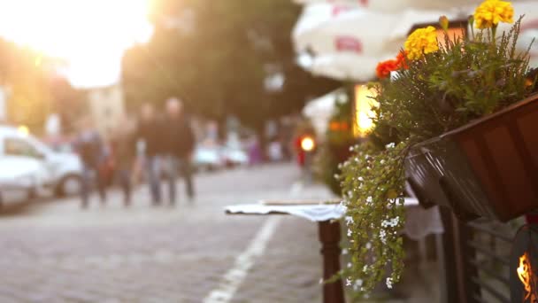 Människor gå av de gamla gatorna i Krakow: ofokuserad bilder — Stockvideo