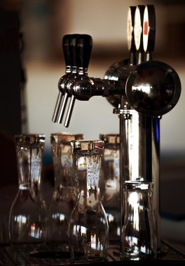 bira musluk ve bardaki gözlük